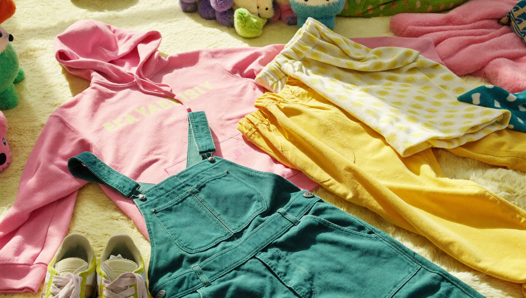 Illustrazione di abiti colorati per bambini in una scena serena